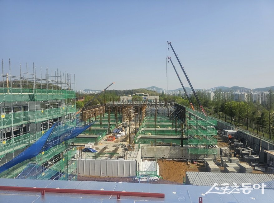 인천광역시(시장 유정복) 상수도사업본부는 시민들에게 더욱 깨끗하고 맛있는 수돗물을 안정적으로 공급하기 위해 2030년까지 단계적으로 추진 중인 정수장 고도정수처리시설 사업을 차질 없이 진행하고 있다(시설 전경). 사진제공|인천시