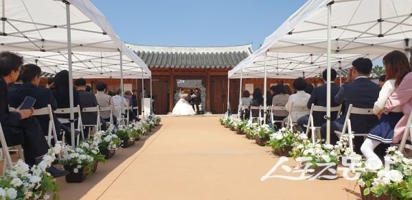 경상감영공원에서 진행된 상주시 작은 결혼식 1호 커플. 사진제공｜상주시