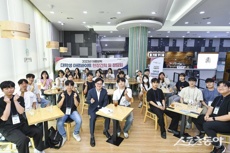 김병수 김포시장은 청년들의 의견을 청취하고 소통한 후 기념촬영을 하고 있다. 사진제공｜김포시청