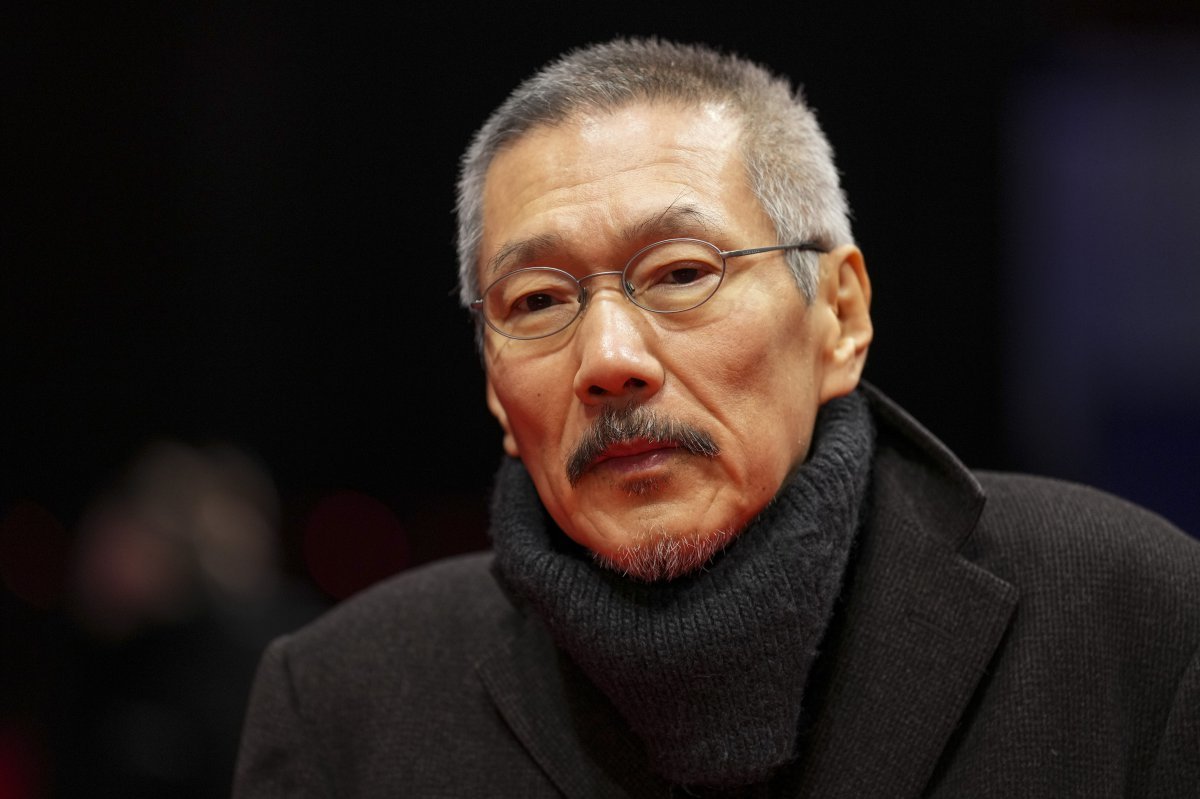 [베를린=AP/뉴시스] 홍상수 감독이 20일(현지 시간) 독일 베를린에서 열린 제75회 베를린 국제영화제에서 영화 ‘그 자연이 네게 뭐하고 하니‘ 레드 카펫 행사에 참석해 포토 타임을 갖고 있다. 임신 중인 김민희는 홍 감독과 베를린에 동행했으나, 공식 석상에는 서지 않았다. 2025.02.21.