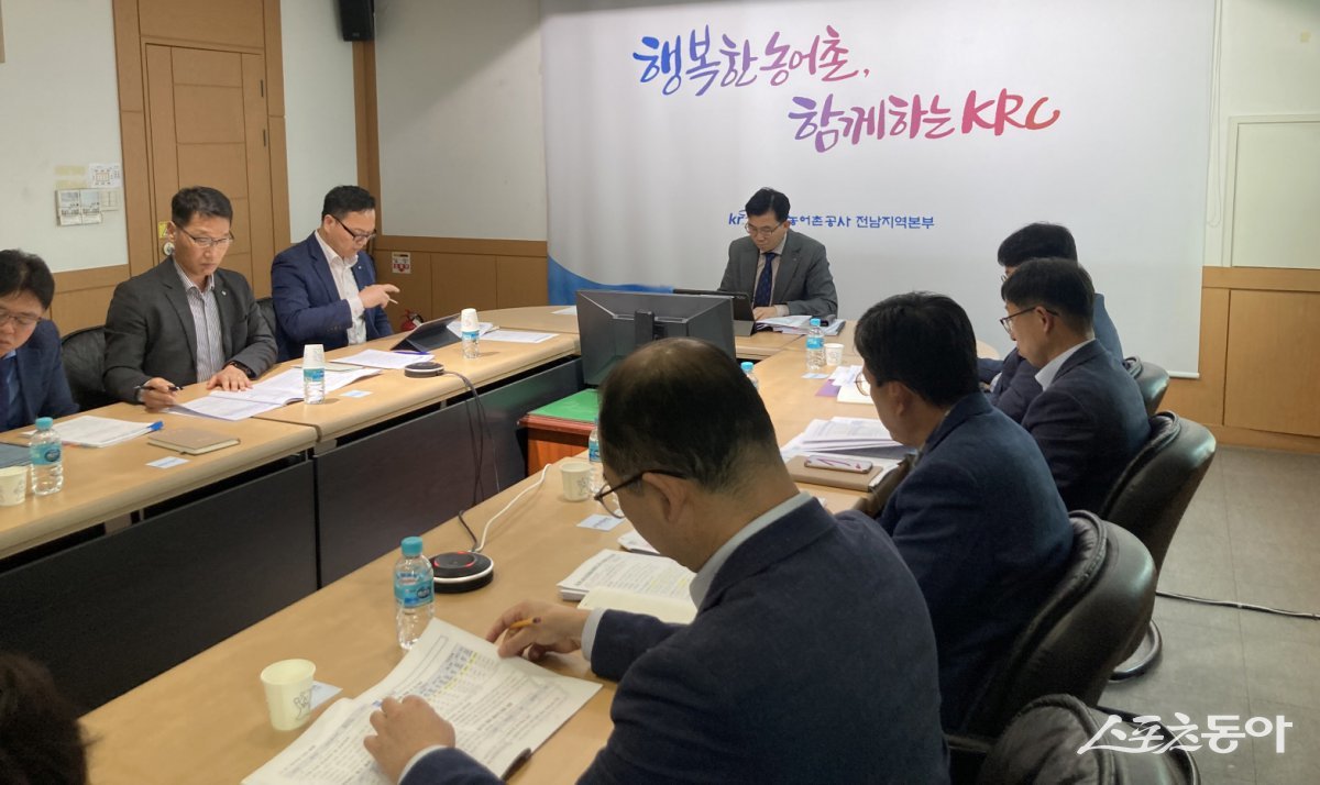 한국농어촌공사 전남지역본부가 지난 28일 본격적인 영농기에 앞서 18개 지사장 이 참석한 가운데 ‘물 관리 대응 상황 영상회의’를 개최했다. 사진제공=한국농어촌공사 전남지역본부