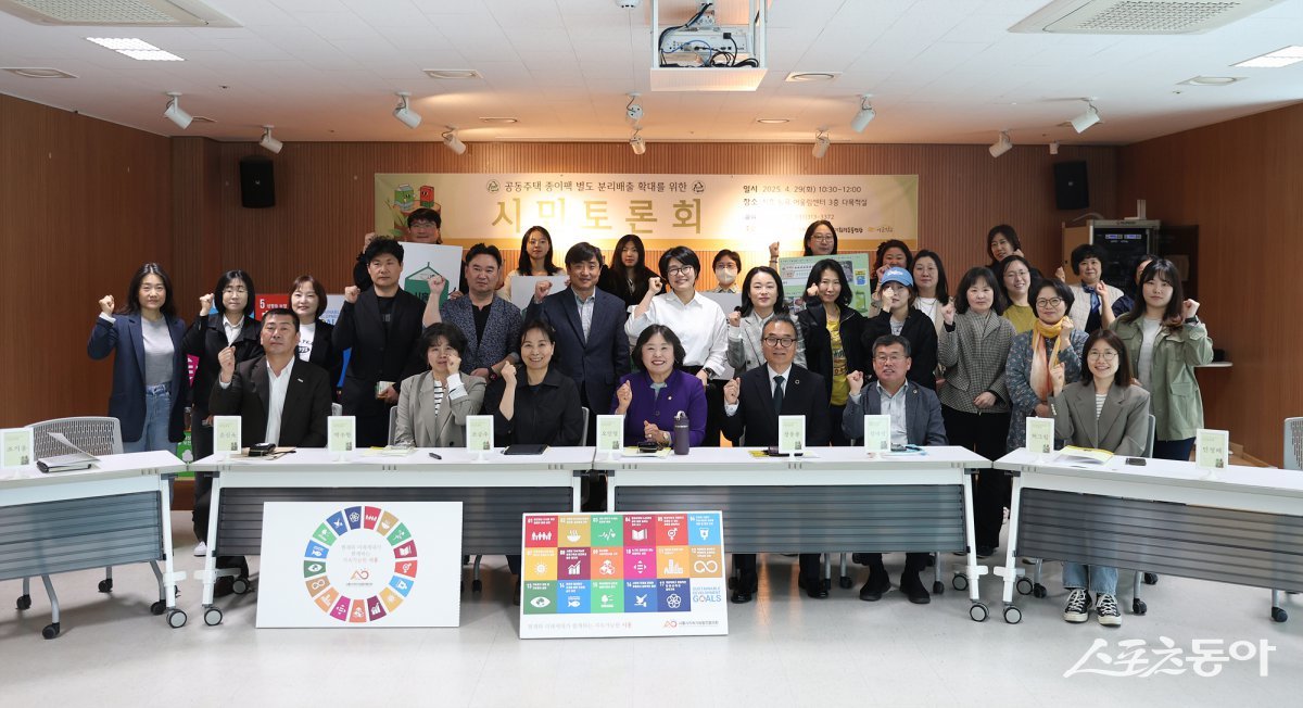 오인열 시흥시의회 의장은 오늘(29일) 능곡어울림센터 3층 다목적실에서 열린 ‘공동주택 종이팩 별도 분리배출’ 확대를 위한 시민토론회에 토론자로 참석했다. 사진제공|시흥시의회