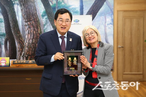 주낙영 경주시장(왼쪽)이 에밀리아 가토 주한 이탈리아 대사와 기념 촬영하고 있다. 사진제공 ㅣ 경주시