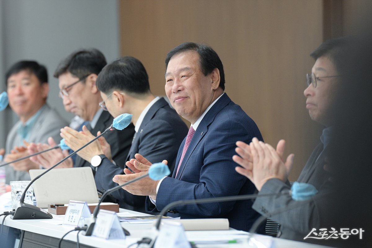 최민호 시장은 오늘(29일) 시청 대회의실에서 열린 확대간부회의에서 대통령실과 국회의사당 이전을 기반으로 세종시를 행정수도로 완성하는 대선 공약화에 매진할 계획이라고 밝혔다. 사진제공|세종시