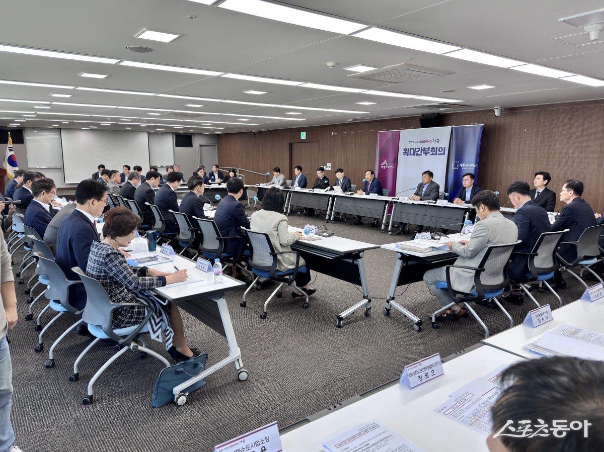 최민호 시장은 오늘(29일) 시청 대회의실에서 열린 확대간부회의에서 대통령실과 국회의사당 이전을 기반으로 세종시를 행정수도로 완성하는 대선 공약화에 매진할 계획이라고 밝혔다. 사진제공|세종시