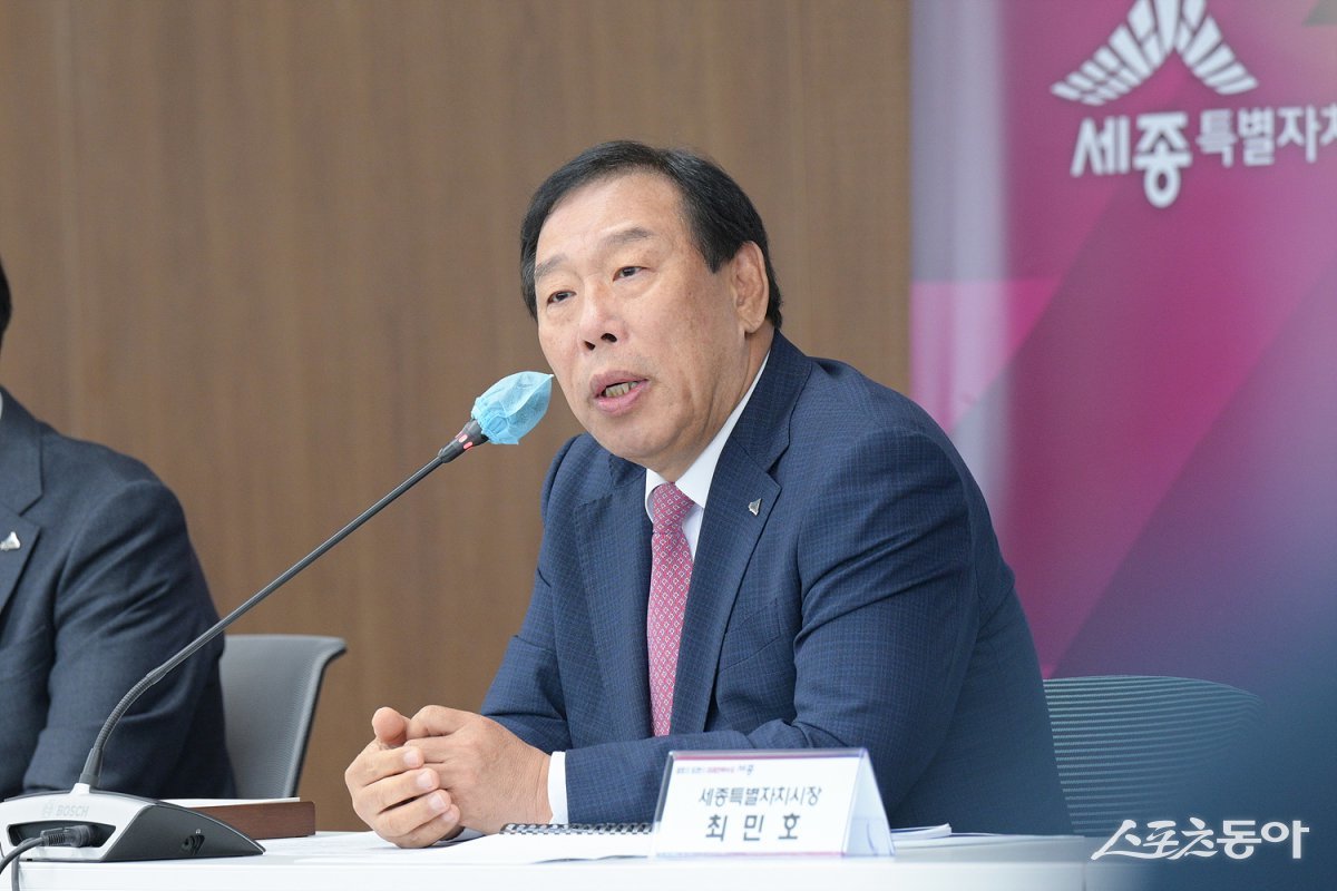 최민호 시장은 오늘(29일) 시청 대회의실에서 열린 확대간부회의에서 대통령실과 국회의사당 이전을 기반으로 세종시를 행정수도로 완성하는 대선 공약화에 매진할 계획이라고 밝혔다. 사진제공|세종시