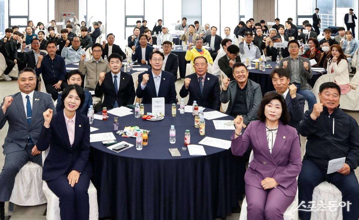 29일 화성종합경기타운 라운지홀에서 열린 ‘제7회 경기도체육대회 2025 가평 화성특례시 선수단 결단식’에서 주요 내빈들이 기념촬영하고 있다. 사진제공|화성시