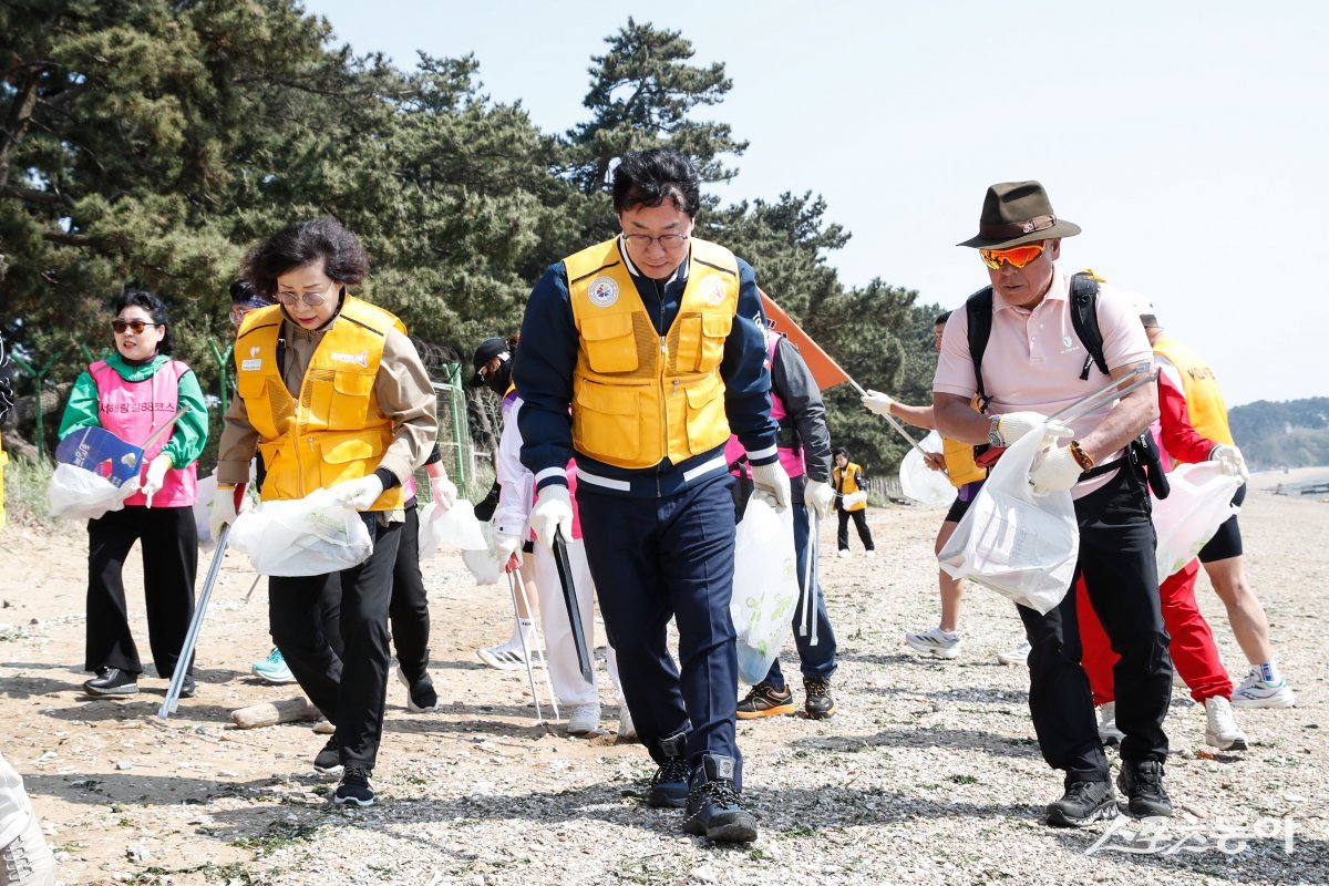 29일 화성시 궁평관광지에서 열린 서해안 황금해안길 조성사업 기공식에서 정명근 화성특례시장(중앙), 산악인 엄홍길 대장(오른쪽 첫번째) 등이 해변 플로깅 활동을 하고 있다. 사진제공|화성시