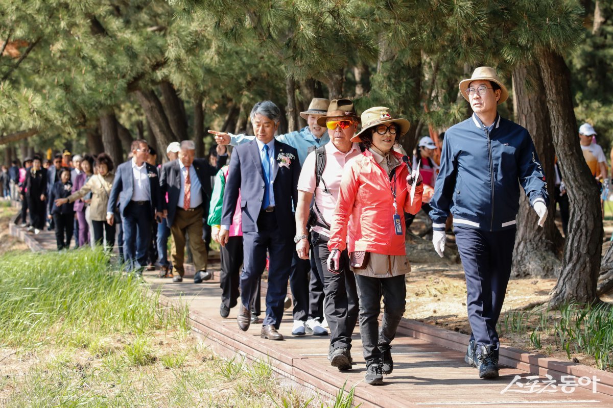 29일 화성시 궁평관광지에서 열린 서해안 황금해안길 조성사업 기공식에서 주요 내빈들이 오솔길 트레킹에 참여하고 있다. 사진제공|화성시