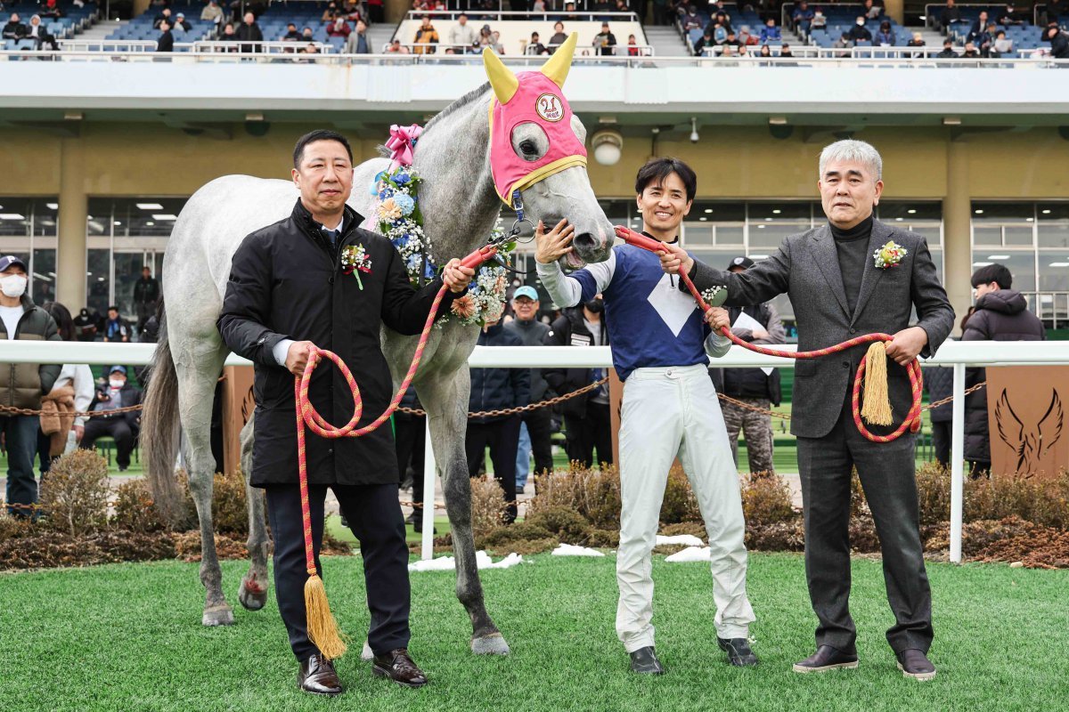 4월 19일 통산 100승을 달성한 문병기 조교사(사진 왼쪽) 사진제공|한국마사회