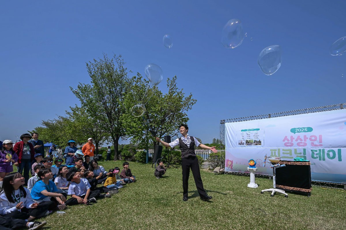 ‘매직 버블쇼’ 공연 모습. 사진제공｜상상인