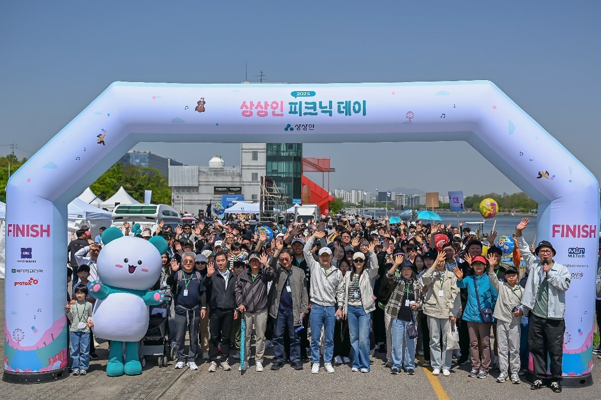 걷기에 앞서 기념촬영을 하고 있는 ‘2025 피크닉데이’ 참가자들. 사진제공｜상상인