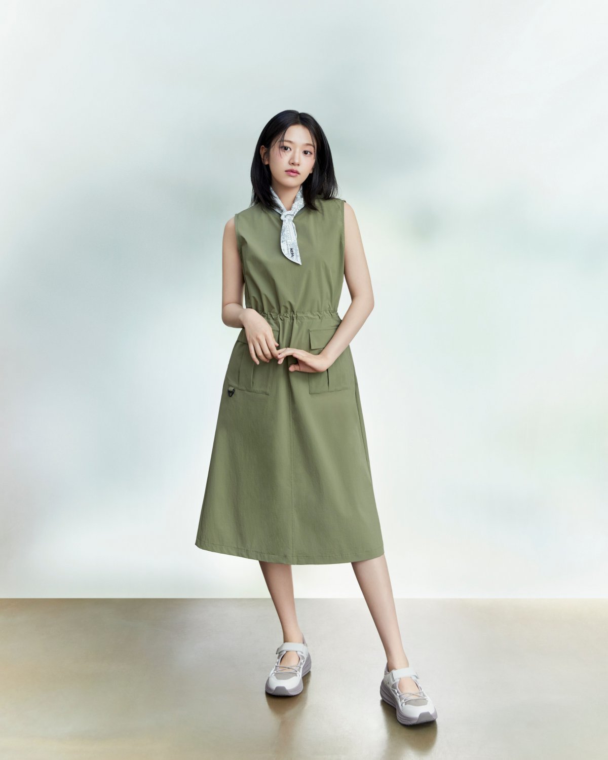 ‘컴포 테크 슬리브리스 원피스’를 선보이고 있는 네파 모델 안유진.