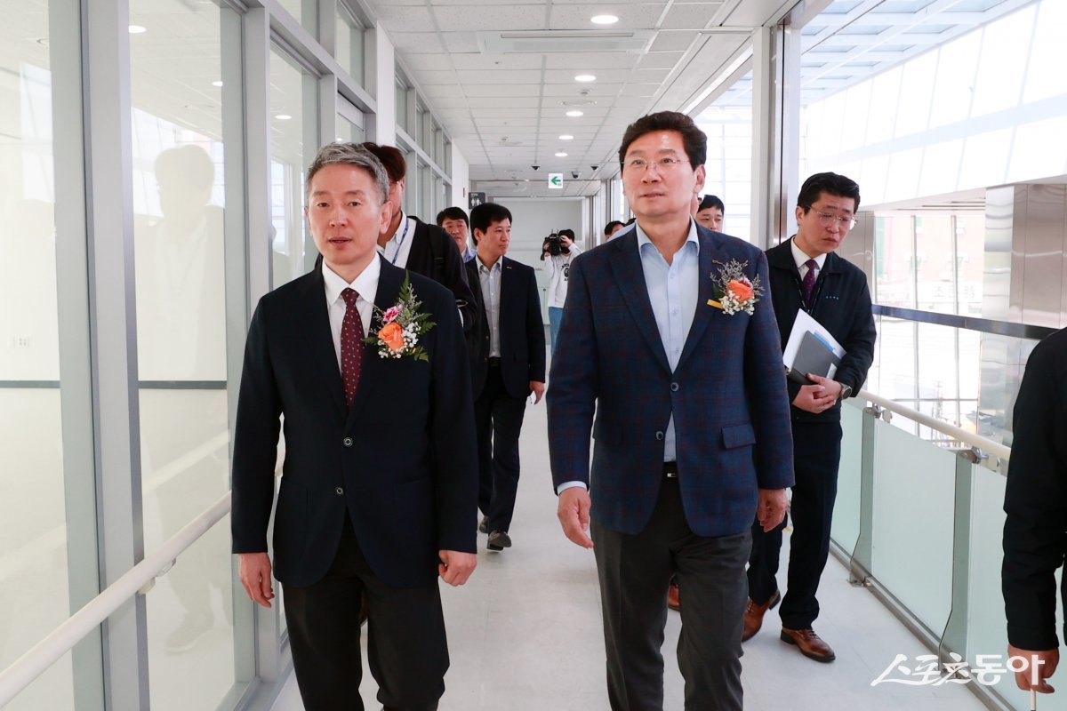 이상일 용인특례시장이 지난 28일 개관식을 열고 정식 운영을 시작한 용인공영버스터미널 시설을 둘러보고 있다. 사진제공|용인시