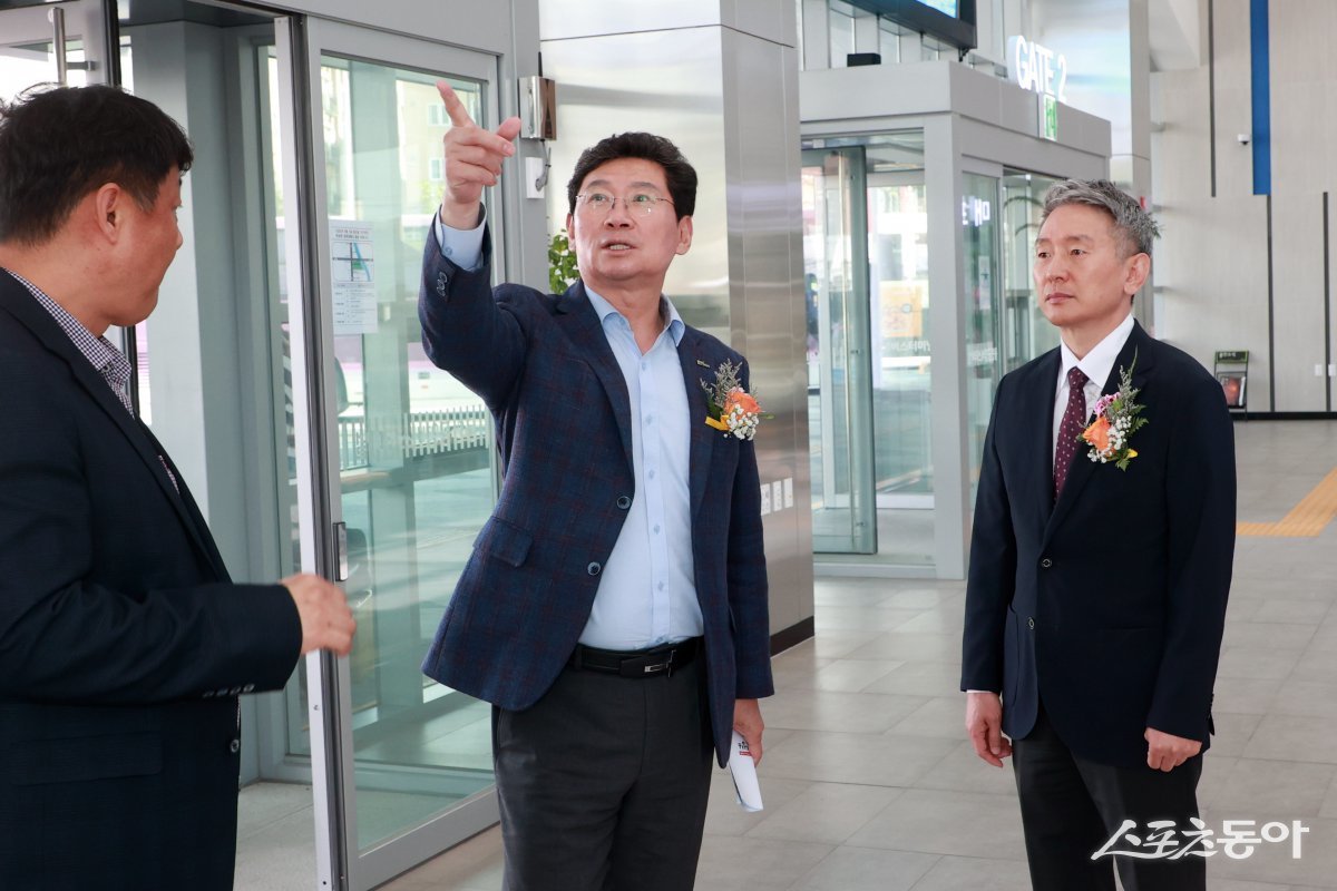 이상일 용인특례시장이 지난 28일 개관식을 열고 정식 운영을 시작한 용인공영버스터미널 시설을 둘러보고 있다. 사진제공|용인시