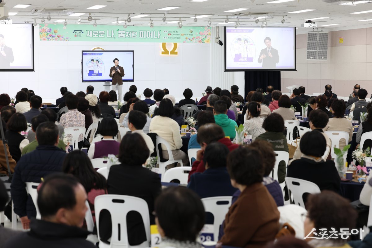 신천지예수교 부산야고보지파가 지난 3월 8일 부산교회에서 ‘청랑이네 가보자고’ 오픈하우스를 개최한 가운데 성창호 지파장이 강연을 하고 있다. (사진제공=신천지예수교 부산야고보지파)