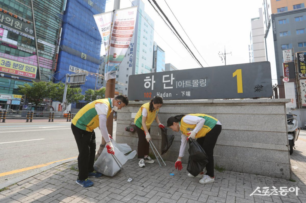 부산야고보지파 부산교회 하단클린 캠페인 모습. (사진제공=신천지예수교회 부산야고보지파)