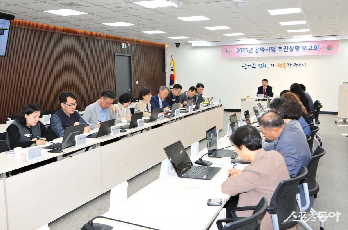 백경현 시장이 지난 28일 시청 상황실에서 시민과의 약속인 공약사업의 추진 상황을 점검하고 있다. 사진제공ㅣ구리시