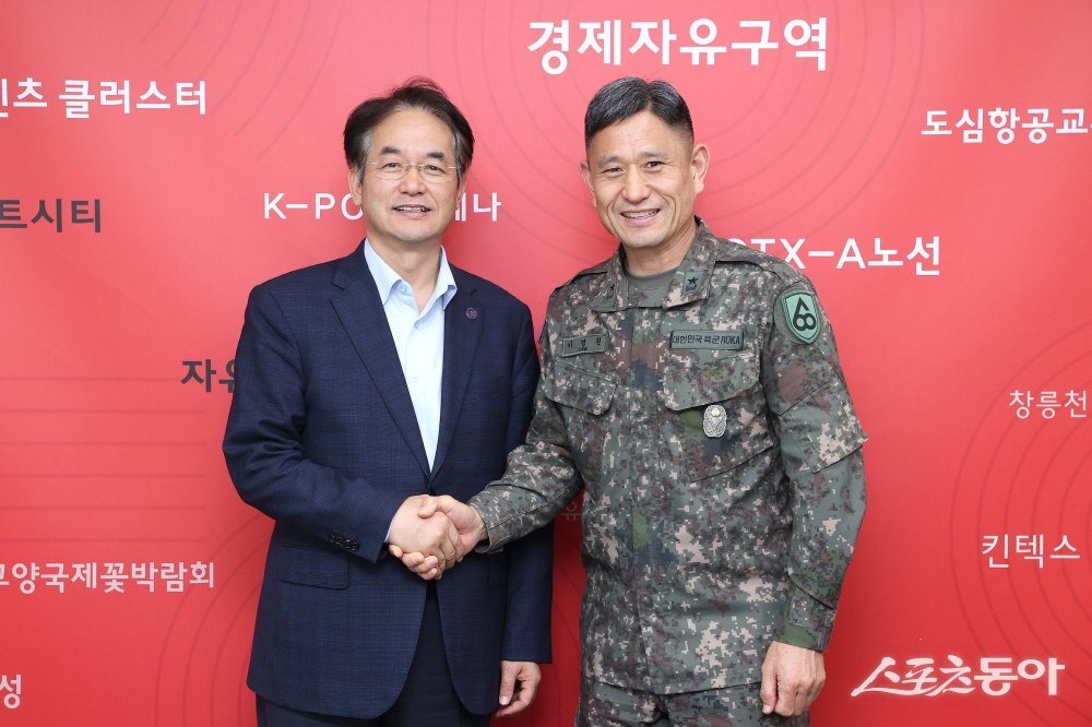 이동환 시장과 이명철 60사단장(오른쪽)이 악수하며 기념촬영 하고 있다. 사진제공ㅣ고양시