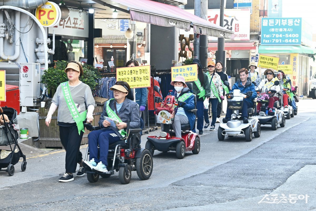 4월, 하남시 신장시장에서 진행된 하남장애인자립생활센터의 거리홍보 캠페인에서 관계자들이 시민들을 대상으로 장애인 자립생활의 의미와 사회적 참여의 중요성을 안내하며 적극적인 홍보활동을 펼치고 있다. 사진제공|하남시