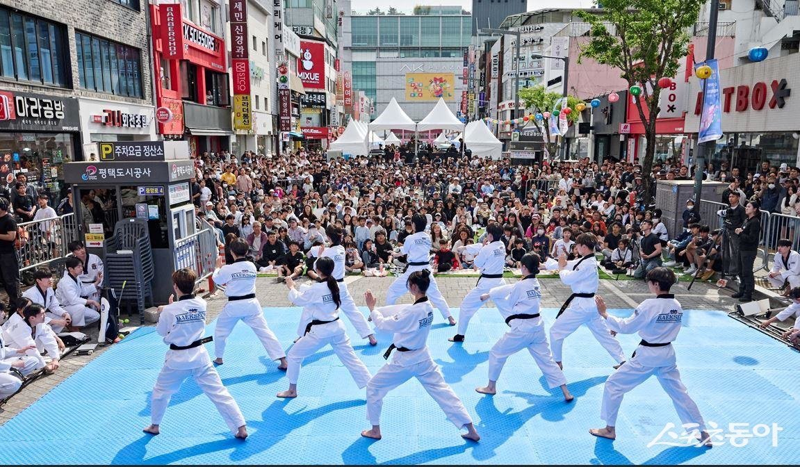 평택시(시장 정장선)는 지난 26일과 27일 양일간 평택역 오거리에서 박애병원 일원 거리에서 다채로운 문화 공연과 체험 프로그램으로 구성된 ‘2025년 제1회 평택거리문화축제’를 성공적으로 개최했다. 사진제공|평택시