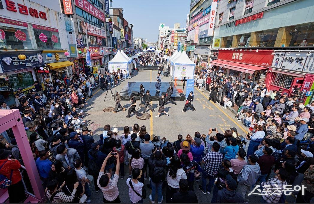 평택시(시장 정장선)는 지난 26일과 27일 양일간 평택역 오거리에서 박애병원 일원 거리에서 다채로운 문화 공연과 체험 프로그램으로 구성된 ‘2025년 제1회 평택거리문화축제’를 성공적으로 개최했다. 사진제공|평택시