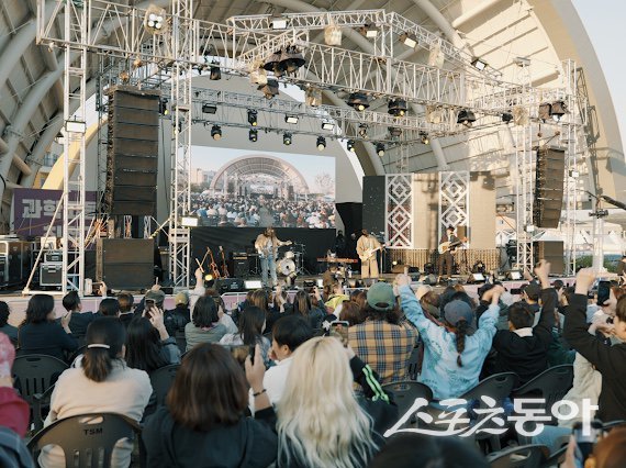 2025년 제39회 이천도자기축제, 1일 방문객 10만 명 돌파(개막식 모습). 사진제공｜이천시