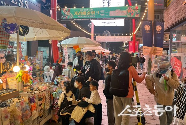 지난해 불금예찬 야시장에 많은 관광객과 시민들이 붐비고 있다. 사진제공 ㅣ 경주시