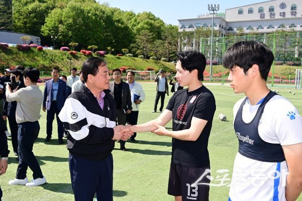 배낙호 김천시장이 29일 경북도민체전 관내 훈련장을 방문해 선수들을 격려하고 있는 모습. 사진제공|김천시