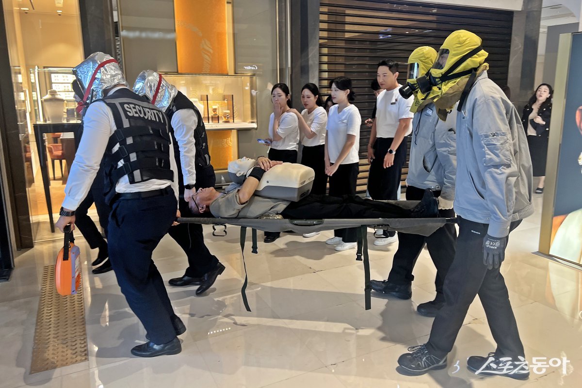 신세계 센텀시티가 30일 오전 해운대소방서와 함께 ‘2025년 민관합동 소방훈련’을 진행하는 모습. (사진제공=신세계 센텀시티)
