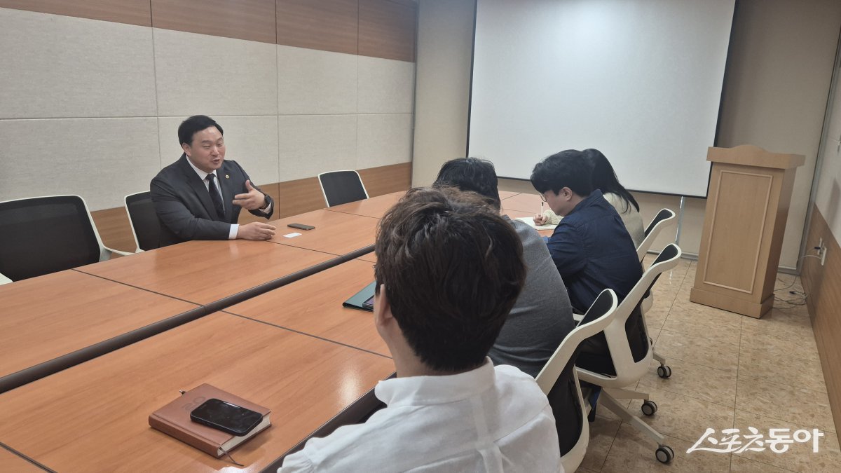 경기도의회 고준호 의원(국민의힘, 파주1)이 지난 30일 경기도경제과학진흥원(이하 경과원)을 방문해 노동조합 위원장 및 간부들과 비공개 간담회를 갖고, 경과원 이전과 관련된 노동자들의 실질적인 우려와 문제 해결 방향을 청취했다. 사진제공|경기도의회 고준호 의원