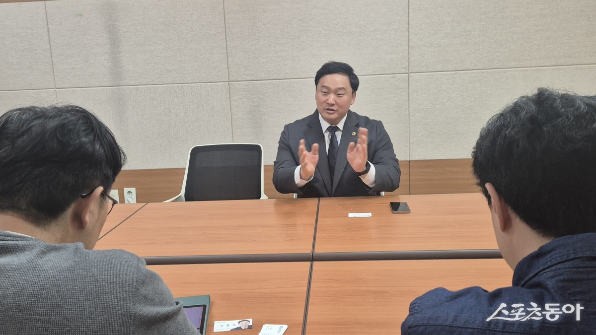 경기도의회 고준호 의원(국민의힘, 파주1)이 지난 30일 경기도경제과학진흥원(이하 경과원)을 방문해 노동조합 위원장 및 간부들과 비공개 간담회를 갖고, 경과원 이전과 관련된 노동자들의 실질적인 우려와 문제 해결 방향을 청취했다. 사진제공|경기도의회 고준호 의원