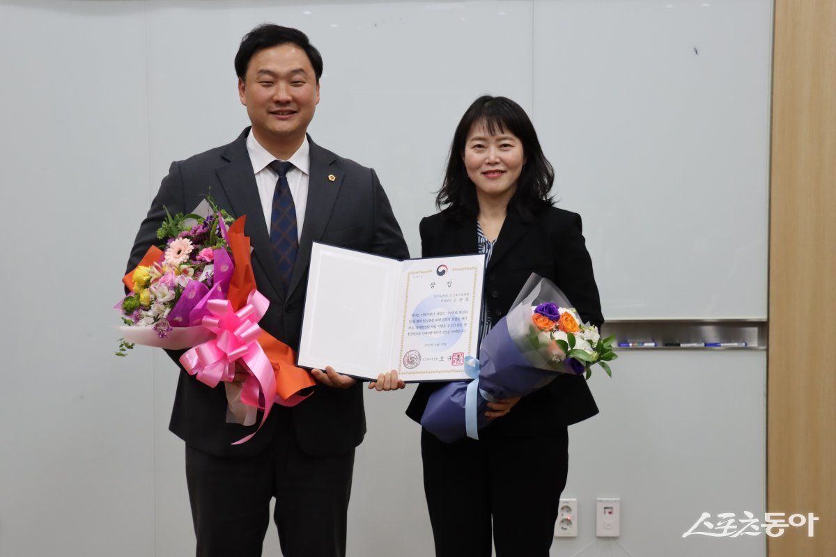 경기도의회 고준호 의원(국민의힘, 파주1)이 지난 30일 경기도의회에서 열린 2025 기부문화 활성화를 위한 “함께 나누는 사랑, 커지는 희망” 행사에서 보건복지부장관상을 수상하며, 경기도 기부 문화 확산에 크게 기여한 공로를 인정받았다. 사진제공|경기도의회