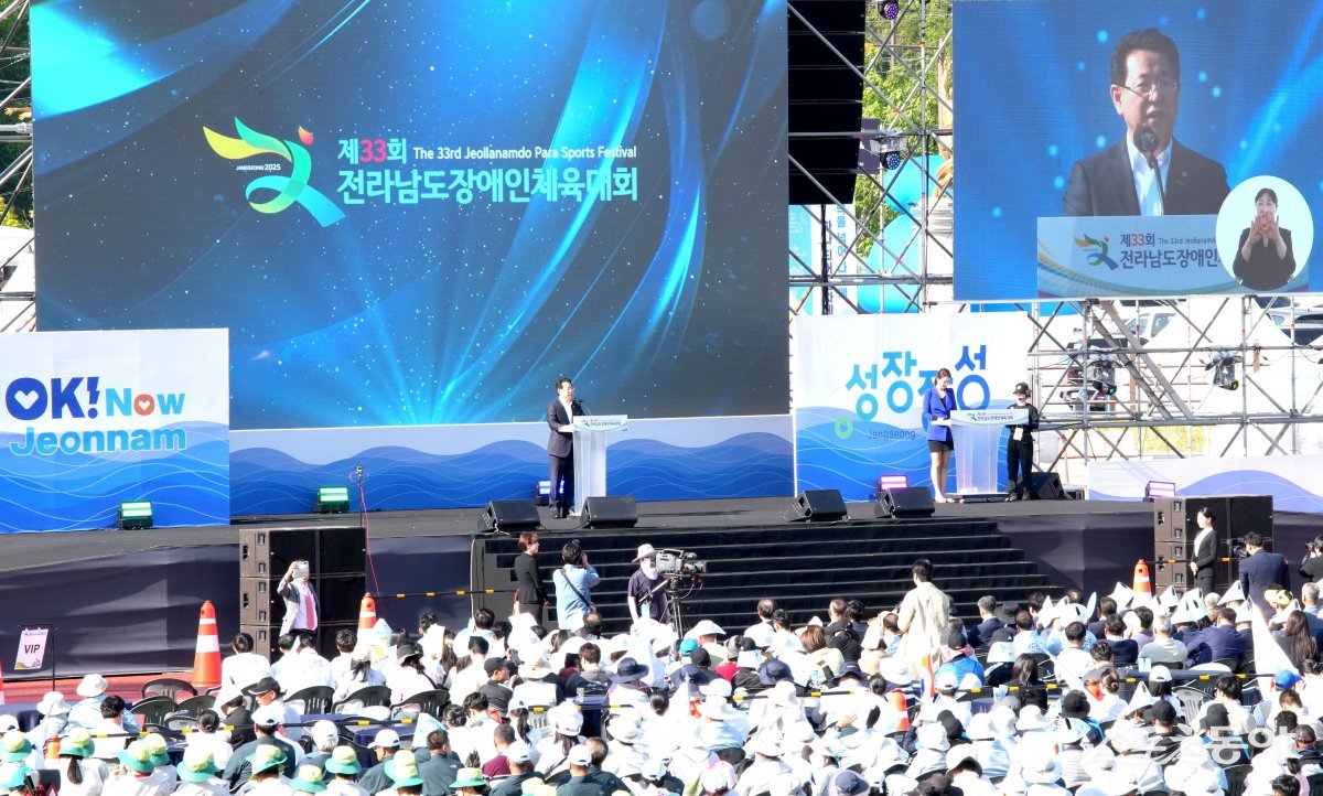 김영록 전라남도지사가 지난 4월30일 오후 장성 옐로우시티 스타디움에서 열린 ‘제33회 전라남도장애인체전’ 개막식에서 개회사를 하고 있다. 사진제공=전남도