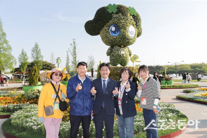 김운남 의장(윈쪽 세번째)이 지난 4월 30일 “2025 고양국제꽃박람회”가 열리고 있는 일산 호수공원을 방문해 기념촬영하고 있다.  사진제공ㅣ고양시의회