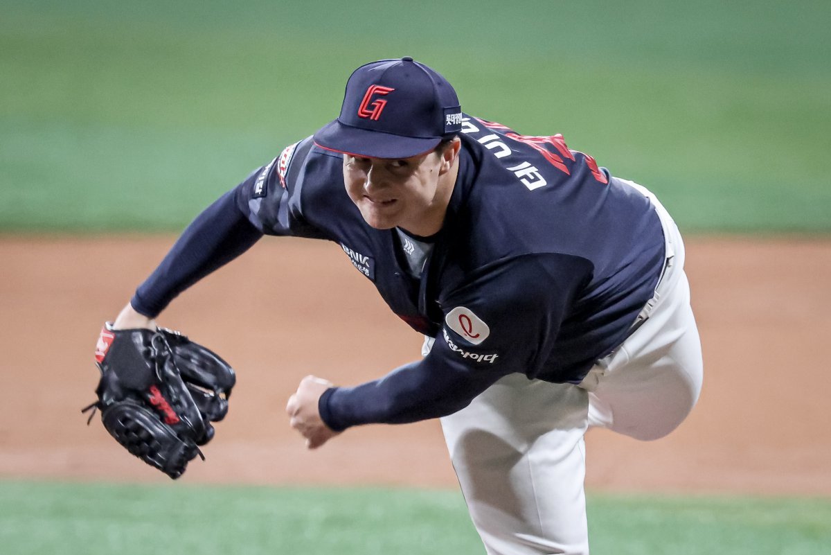 롯데 데이비슨이 1일 고척 키움전에서 7이닝 3안타 1볼넷 6탈삼진 무실점의 호투로 팀의 5-0 승리를 이끌고 4승째를 거뒀다. 3연승을 거둔 롯데는 한화와 공동 3위로 뛰어올랐다. 사진제공｜롯데 자이언츠