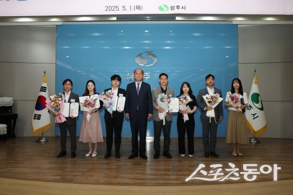 강영석 상주시장이 하반기 적극행정 우수공무원과 우수팀을 시상하고 기념 촬영하고 있다. 사진제공 ㅣ 상주시