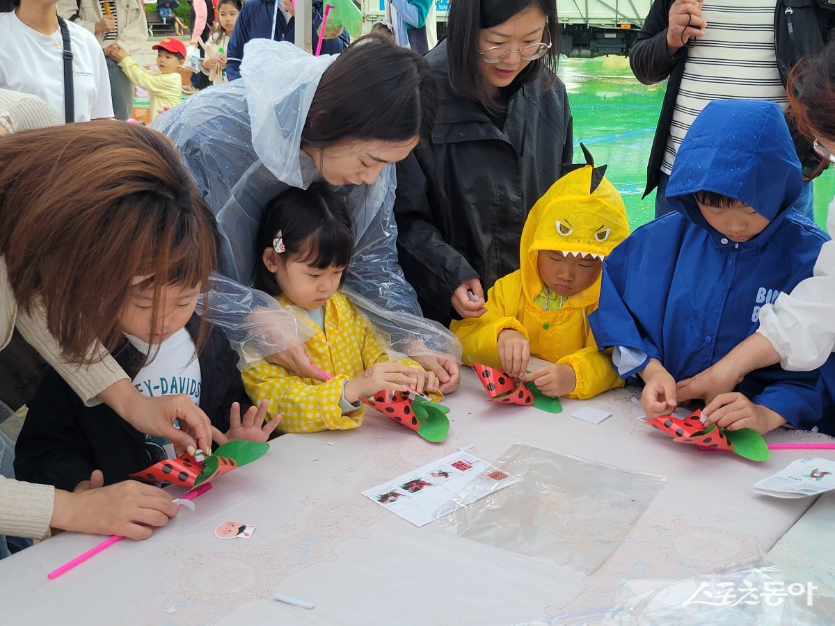 지난해 어린이날 만들기 체험(바람개비) 모습. (사진제공=부산시설공단)