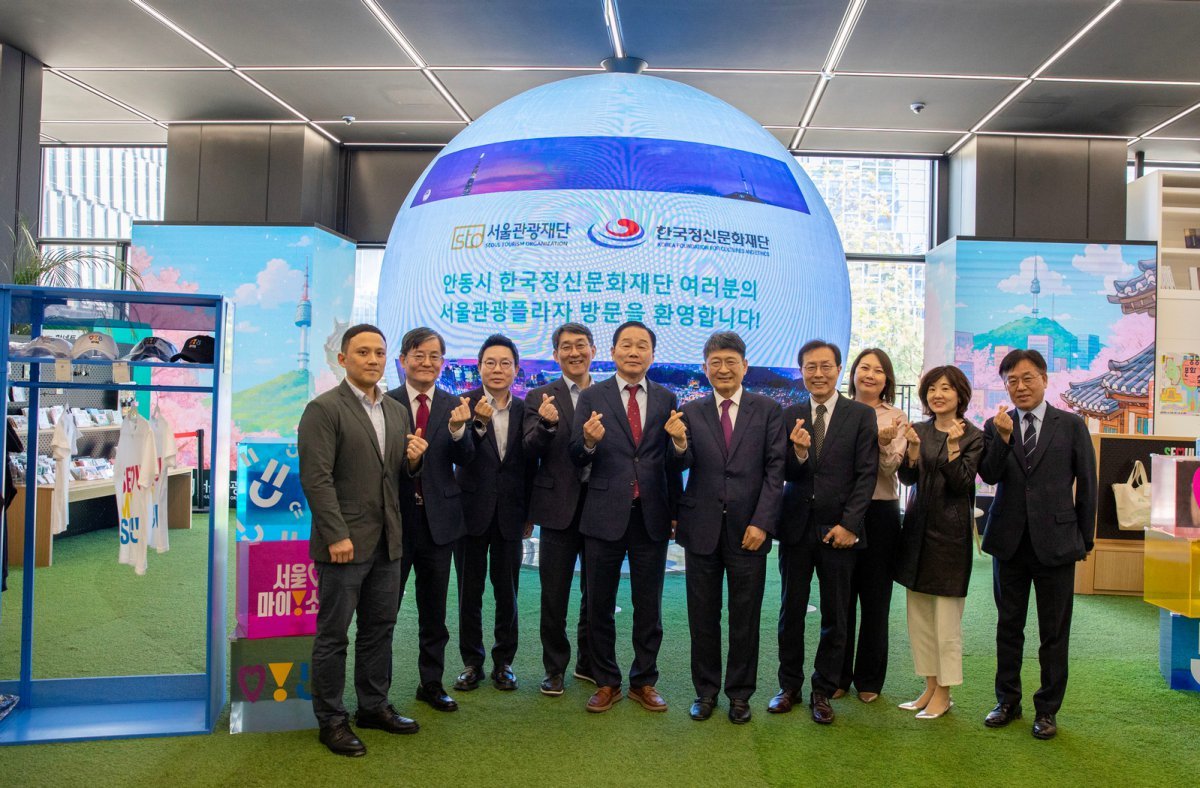서울관광재단과 한국정신문화재단 임직원들이 업무협약을 마치고 서울마이소울샵에서 기념사진을 촬영하고 있다         사진제공｜서울관광재단