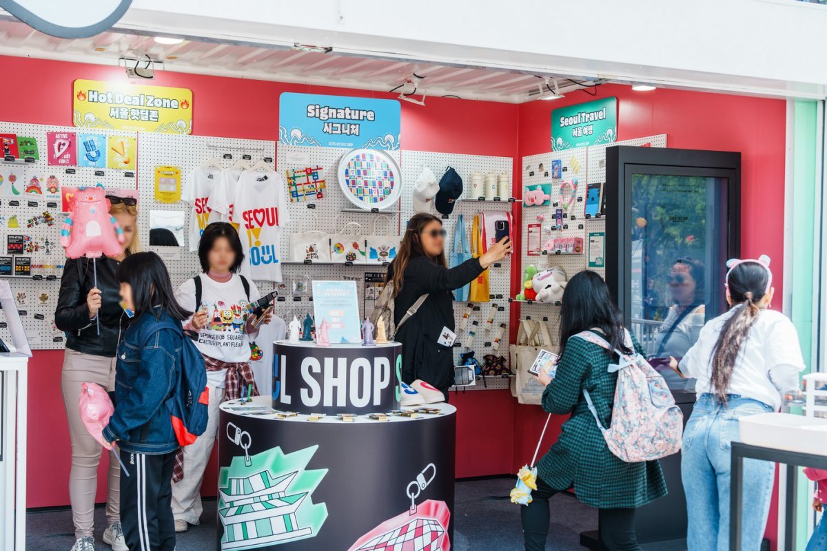 서울스프링페스타 서울굿즈 팝업스토어를 구경하는 시민들 사진제공|서울관광재단