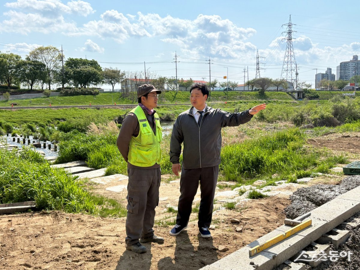경기도의회 고준호 의원(국민의힘, 파주1)은 지난 2일 파주시 조리읍 봉일천리 일원에서 조성 중인 ‘공릉수변광장 조성사업’과 ‘봉일천교 시설개선’ 현장을 방문해 사업 마무리 공정 및 안전 대책을 꼼꼼히 점검했다. 사진제공｜경기도의회 고준호 의원
