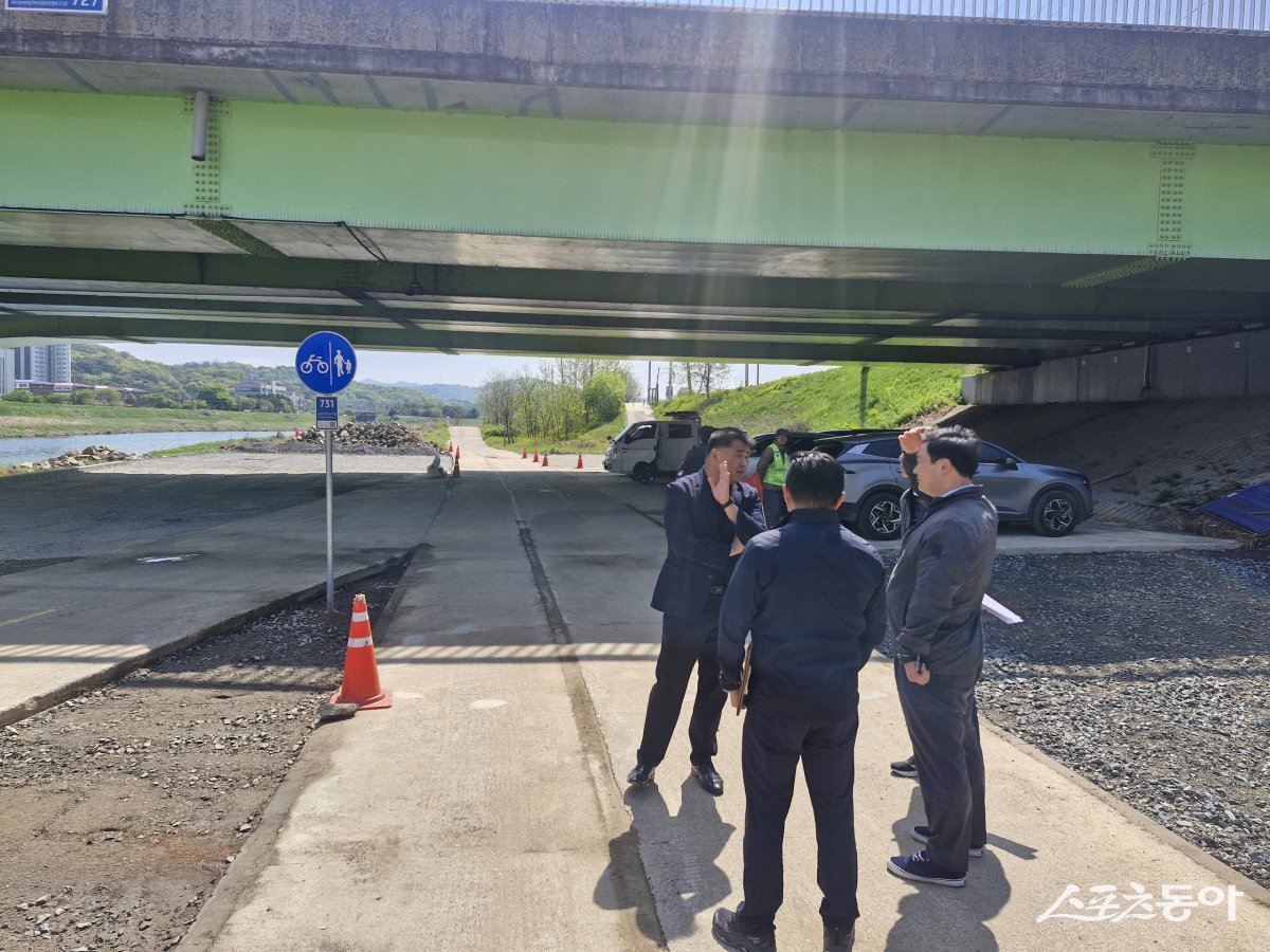 경기도의회 고준호 의원(국민의힘, 파주1)은 지난 2일 파주시 조리읍 봉일천리 일원에서 조성 중인 ‘공릉수변광장 조성사업’과 ‘봉일천교 시설개선’ 현장을 방문해 사업 마무리 공정 및 안전 대책을 꼼꼼히 점검했다. 사진제공｜경기도의회 고준호 의원
