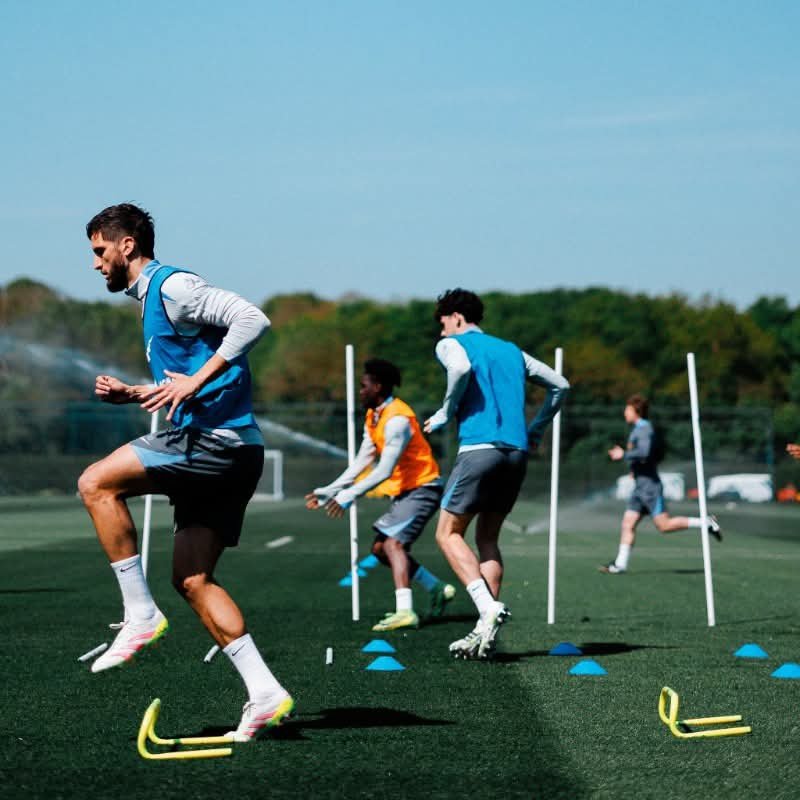 토트넘 선수들이 런던 엔필드 트레이닝필드에서 몸을 풀고 있다. 사진출처|토트넘 홋스퍼 SNS