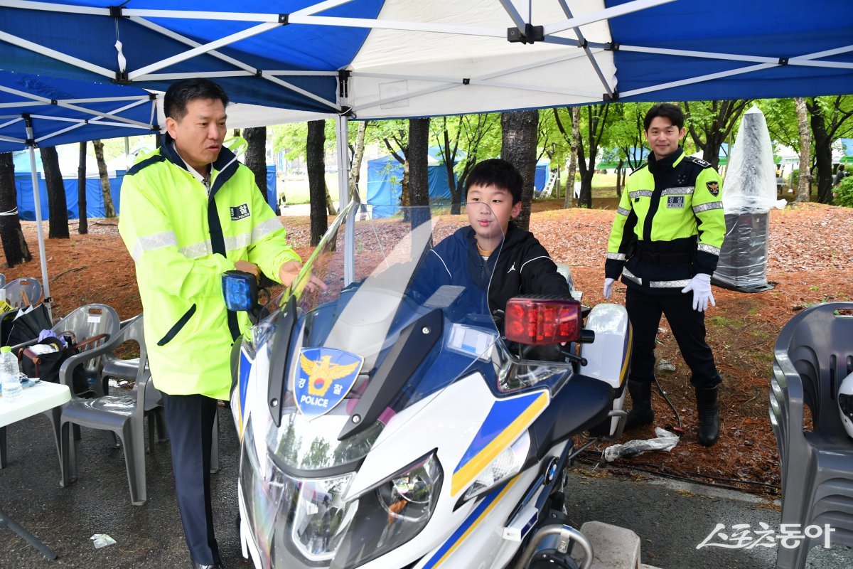 교통과는 3일 남양주시 체육문화센터에서 ‘제103회 남양주시 어린이날 기념행사’ 행사장에서 어린이 안전체험 홍보활동을 하고 있다. 사진제공ㅣ남양주남부경찰서