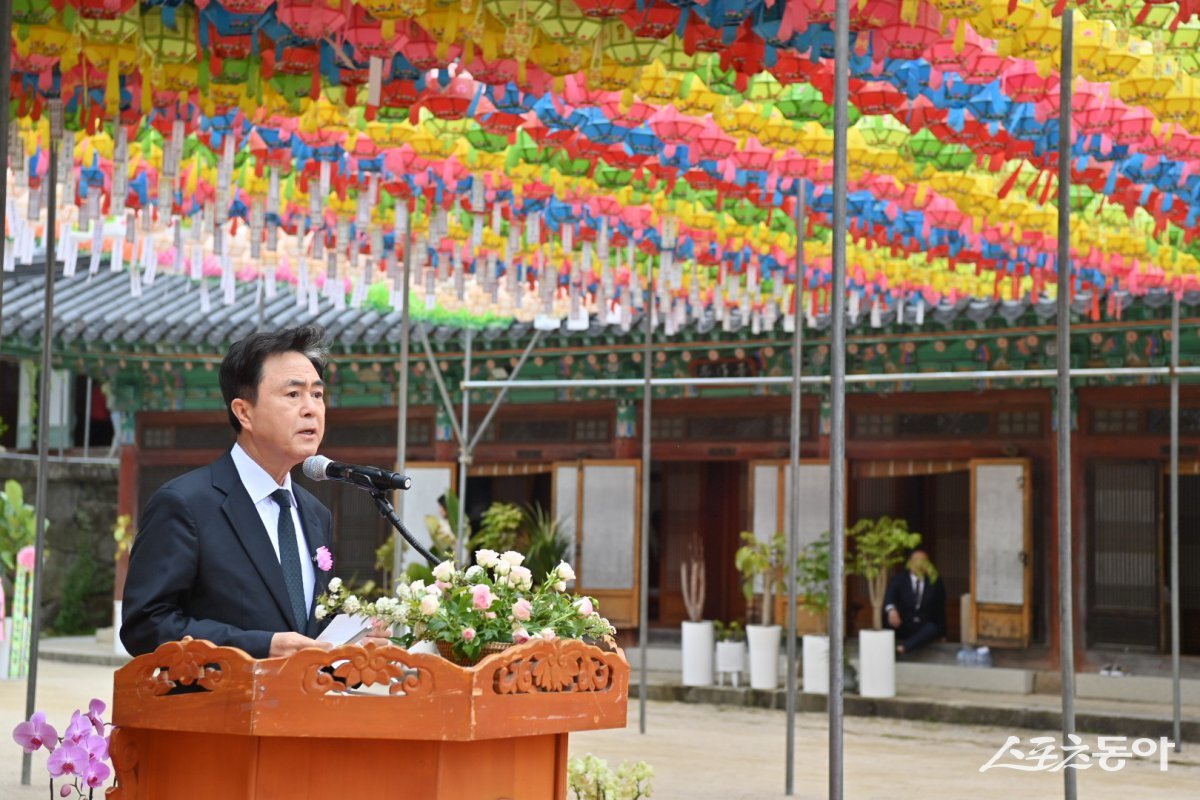 김태흠 충청남도지사는 지난 5일 불기 2569년 석가탄신일을 맞아 예산 수덕사와 천안 각원사를 차례로 방문해 봉축 행사에 참석하고 부처님 오신 날을 신도들과 함께 축하했다. 사진제공｜충남도