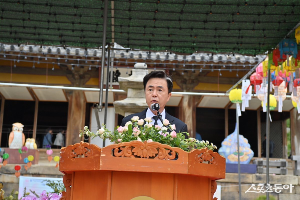 김태흠 충청남도지사는 지난 5일 불기 2569년 석가탄신일을 맞아 예산 수덕사와 천안 각원사를 차례로 방문해 봉축 행사에 참석하고 부처님 오신 날을 신도들과 함께 축하했다. 사진제공｜충남도