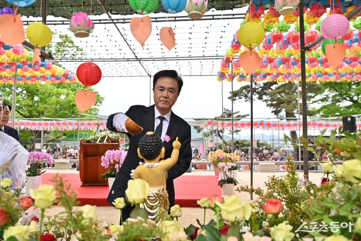 김태흠 충청남도지사는 지난 5일 불기 2569년 석가탄신일을 맞아 예산 수덕사와 천안 각원사를 차례로 방문해 봉축 행사에 참석하고 부처님 오신 날을 신도들과 함께 축하했다. 사진제공｜충남도