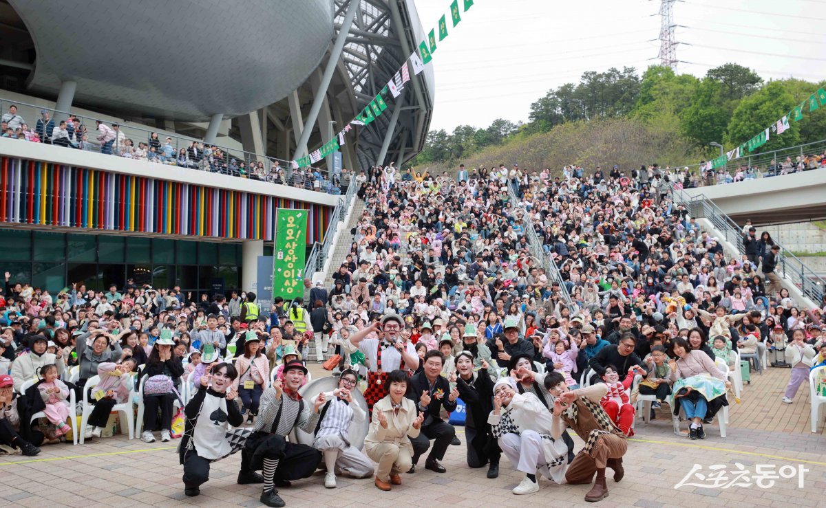 지난 5일 용인어린이상상의숲에서 이상일 시장과 행사에 참여한 시민들이 기념촬영을 하고 있다. 사진제공｜용인시