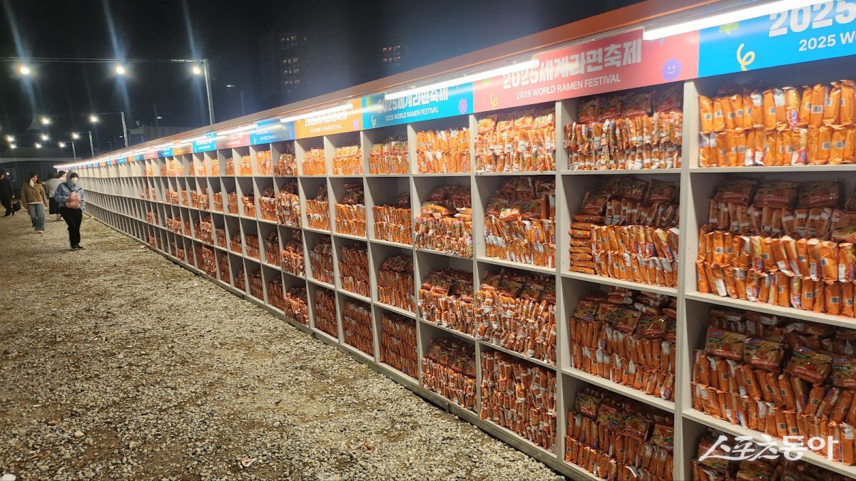 ‘2025 세계라면축제’에 참여한 라면 진열대 모습.