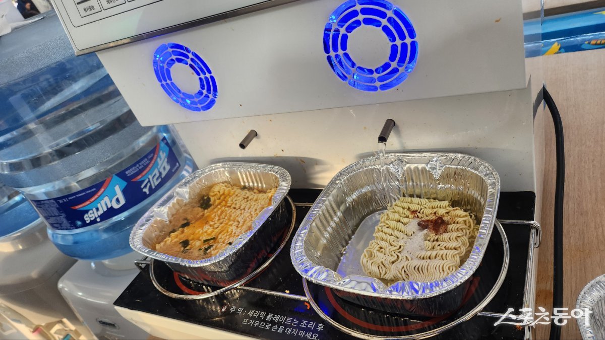 라면축제 참가자들이 인덕션으로 라면을 끓이는 모습. 